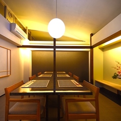 2階奥にある完全個室VIPルーム「月の間」です。室内の装飾品の細部までこだわっております。都会の喧騒を忘れて完全プライベート空間でゆったりとお食事や会話をお楽しみください。大切な日や大事な接待で・・・利用料5000円頂戴しております。