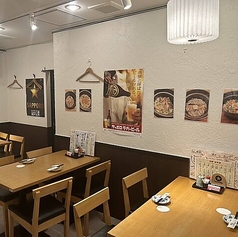 少人数でのご利用にぴったりな3名様用テーブル席が1卓ございます♪旬の食材を使用した和食とお酒を囲んで楽しいひとときをお過ごしいただけます。ランチ営業もしていますので、お気軽にご利用ください。お待ちしております。