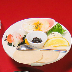 キャビアとサーモンマリネの盛り合わせ～玉子・たまねぎ・サワークリーム～(そば粉のブリニ添え)