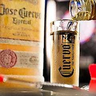 ダーツやビリヤードを本格派のお酒片手に楽しむBAR