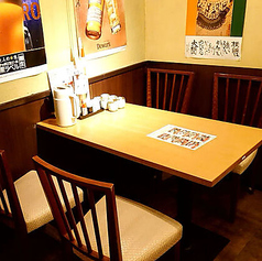 使い勝手の良い4名様用のテーブル席を4卓ご用意しております♪仕事仲間とのランチやディナー、カジュアルな会食など、様々なシーンでご利用いただけます。リーズナブルで豊富な単品料理をご用意しております！ゆったりとした空間で、新鮮な旬の食材を使った美味しい町和食を心ゆくまでご堪能ください。