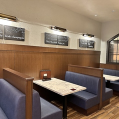 ゆったりとくつろげるソファー席で、心地よいひとときをお過ごしください。