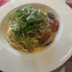 オイルサーディン、水菜、プチトマトのニンニクオイルパスタ