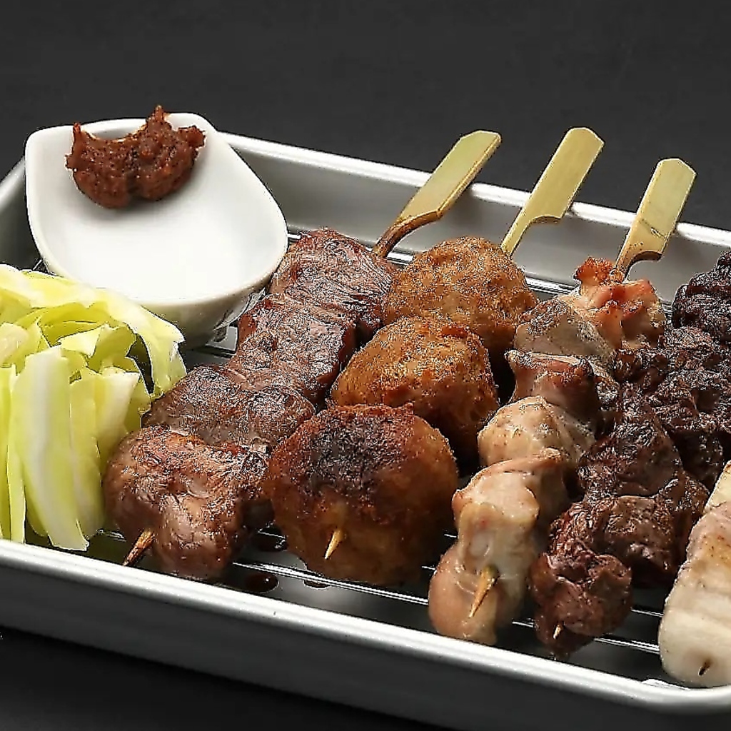 紀州備長炭でじっくりと焼き上げた「御殿鶏」の焼き鳥＆やきとん！串焼きの盛合わせ承っております♪