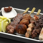 紀州備長炭でじっくりと焼き上げた「御殿鶏」の焼き鳥＆やきとん！串焼きの盛合わせ承っております♪