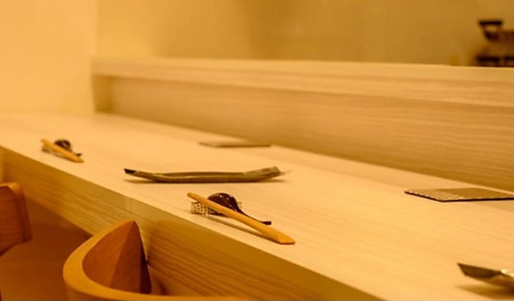 シェフの華麗な手さばきを見ることができるカウンター席。美しい一皿が完成するライブ感を体感下さい