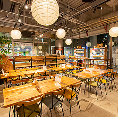 大人数でのご利用には、貸切も承っております。着席時は最大40名様、立食時は最大60名様までご利用可能です。貸切時にはプロジェクターやマイクなどの設備もご利用いただけ、コースやビュッフェ形式での対応も可能ですので、パーティー、イベントなど、様々なシーンに対応いたします。詳細はお気軽にお問い合わせください◎