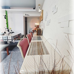 おひとり様でのゆったりカフェタイムや、デート中のご休憩にちょうど良いカウンター席もご用意しております◎穏やかなライトアップで過ごしやすく、プライベートな時間をご満喫いただけます。お気軽にご利用ください。