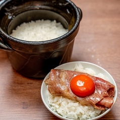 お肉をのせて頬張りたいこだわりの土鍋ごはん◎〆も充実の写真