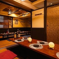 【掘りごたつ個室:最大14名様】団体利用にぜひ◎大人数での宴会も対応可能な広々個室。襖を外して最大14名様までご利用いただけます。さらに、最大12名様まで対応可能な掘りごたつ個室もございます。人数やご希望に応じたお席のご提案も可能ですので、どうぞお気軽にご相談ください。