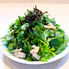 春菊とパクチーと蒸し鶏のサラダ