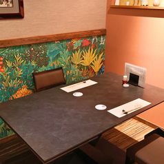 最大4名様までご利用いただける半個室席。周りが気にならないよう、壁と仕切りでとじられております。