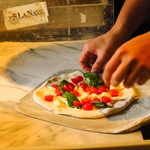 生地の粉、具材などは本場イタリア産にこだわっております。