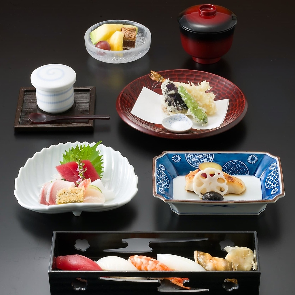 新鮮な素材を使った自慢のお寿司や天ぷらのセットがおすすめ。味噌汁付き。