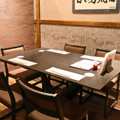 最大6名様までご利用いただける半個室席。周りが気にならないよう、壁と仕切りでとじられております。