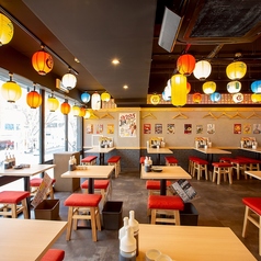 広いテーブル席。大人数様での飲み会におすすめです。貸切も可能です。リーズナブルで美味しい料理と、種類豊富なお酒でみんなでわいわい楽しみましょう♪