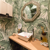 清潔かつ落ち着いた雰囲気のお店で、大人から子供まで家族みんなでお楽しみいただことが可能です！お気軽にご来店ください！