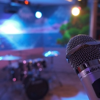 音に包まれる臨場感まで楽しめる生演奏の本格カラオケ♪