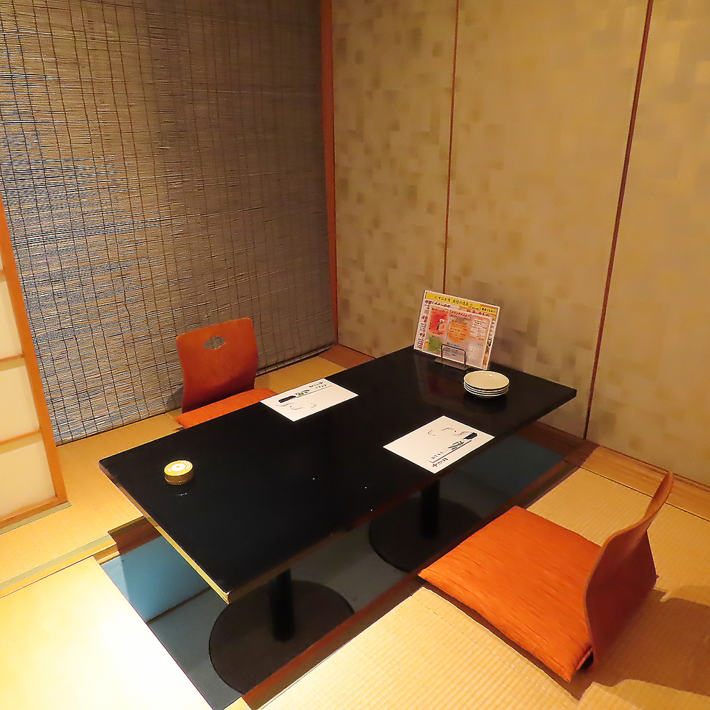 小型の完全個室は2名様でのご利用も可能☆二人だけの時間を過ごしたいデートシーンにもぴったり
