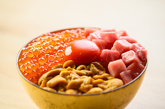 新鮮なネタにとろみの強い生卵をのせた、ちょっと珍しい【月見シリーズ】をご賞味あれ！の写真