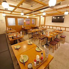 活気あふれる店内には、広々としたテーブル席が多数ございます。少人数でのご利用から、テーブルを繋げてグループでのご宴会まで、様々なシーンに対応可能です。木の温もりを感じる落ち着いた空間は、友人との食事や家族での団らんにもぴったりです。是非ご利用ください。