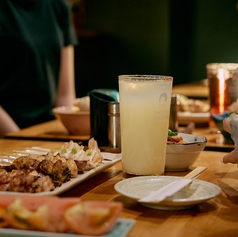 個室の席は大変人気！です。静かで落ち着いた空間となっております。お二人でのご利用やデートに最適なカップルシートをご用意しております。渋谷でのワンランク上の夜を押すお過ごくださいませ!! 渋谷で接待、女子会、合コン、誕生日、記念日、歓送迎会など各種飲み会やご宴会は当店で決まり！