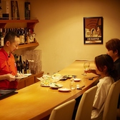 ピンク色の内装がおしゃれな空間と、多種多様なお酒がずらりと並ぶ全8席のバーカウンターで気軽な一人飲みはもちろん、大切な恋人と過ごすデートのディナー利用にも人気です。