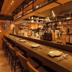 デートなどのお二人でのお食事に最適なカウンターのお席を８席ご用意しております。