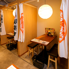 【鶏料理が美味しい居酒屋】周りを気にせずゆったりとお食事を楽しめる個室席も完備しています。
