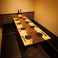 温かみのある照明と木目のテーブルがやさしく迎える完全個室！落ち着きと居心地の良さが魅力！シンプルで洗練された空間に、料理とお酒が並べば、飲み会のムードもバッチリ♪ゆったりと座れるシートで、仲間との飲み会、会社の宴会がもっと楽しくなること間違いなし！女子会や誕生日会、ちょっと特別な夜にもピッタリ♪