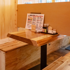 ◆2名様席◆カップルやご友人とゆっくり気軽に♪仕切りがあるので2名様でも隣を気にせずお過ごしいただけます。