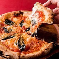 本格派！ナポリの薪窯を使って焼いたピザ