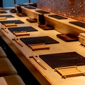 デート利用も◎カップルにもおすすめのカウンター席は、薪と炭を五感で楽しめる特等席です。