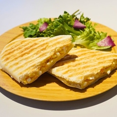 太陽卵とハムのマヨソースパニーニ