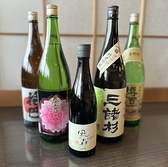 奈良の銘酒を中心に、鰻の味を引き立てるお酒を豊富に取り揃えております。日本酒リストも充実しており、冷酒から熱燗まで、最適な状態で提供できるよう設備を整えています。カウンターでお一人様でも、テーブル席でグループでも、こだわりの酒器と共にゆっくりとお気に入りの一杯を見つけてみてください♪