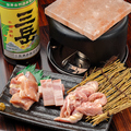 料理メニュー写真&nbsp;陶版の岩盤焼き(もも/せせり/日替わり)各