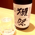 【「獺祭」純米大吟醸50】最高の酒米といわれる山田錦を50%まで磨いて醸した純米大吟醸。きれいで新鮮な味と柔らかで繊細な香りが絶妙なバランスを保っています。