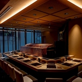 薪と炭が自慢の当店では、カウンター越しにライブ感のある調理風景と薪の炎と薫香も楽しめます。