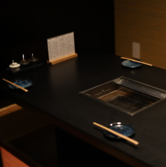 4名掛けの掘りごたつ個室は2部屋。卓上ロースターで火力調整がしやすく、煙も控えめ。ペアや少人数の会食、誕生日の利用に人気。18~20時は混み合うため、早めのご予約がおすすめです。