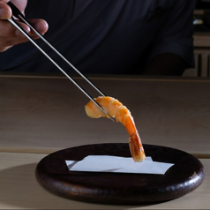 揚げたて天ぷらで味わう旬の美味しさの写真