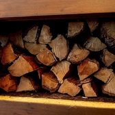 薪と炭が自慢の当店では、カウンター越しにライブ感のある調理風景と薪の炎と薫香も楽しめます。