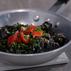 ヤリイカとフレッシュトマトのイカ墨ソース