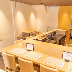 お一人様でもお気軽にご利用いただける8席をご用意しております。落ち着いた雰囲気の中で、ゆっくりと流れる時間をお過ごしください。