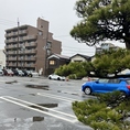 【広々とした駐車スペース有り】当店ではゆとりを持って広々とした駐車スペースをご用意しております。駐車位置の間隔が広く、初心者の方や大きなお車でも停めやすい造りになっているため、混雑時でもスムーズに駐車いただけます。時間を気にせずゆったりとお過ごしいただける快適な環境を整えて皆様をお迎えいたします。