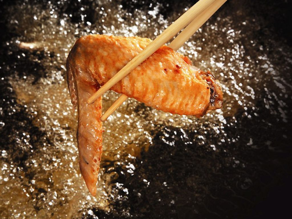 「鳥開」といえば、なんと行っても手羽先唐揚げ！ジュ～シ～な旨味を味わって♪