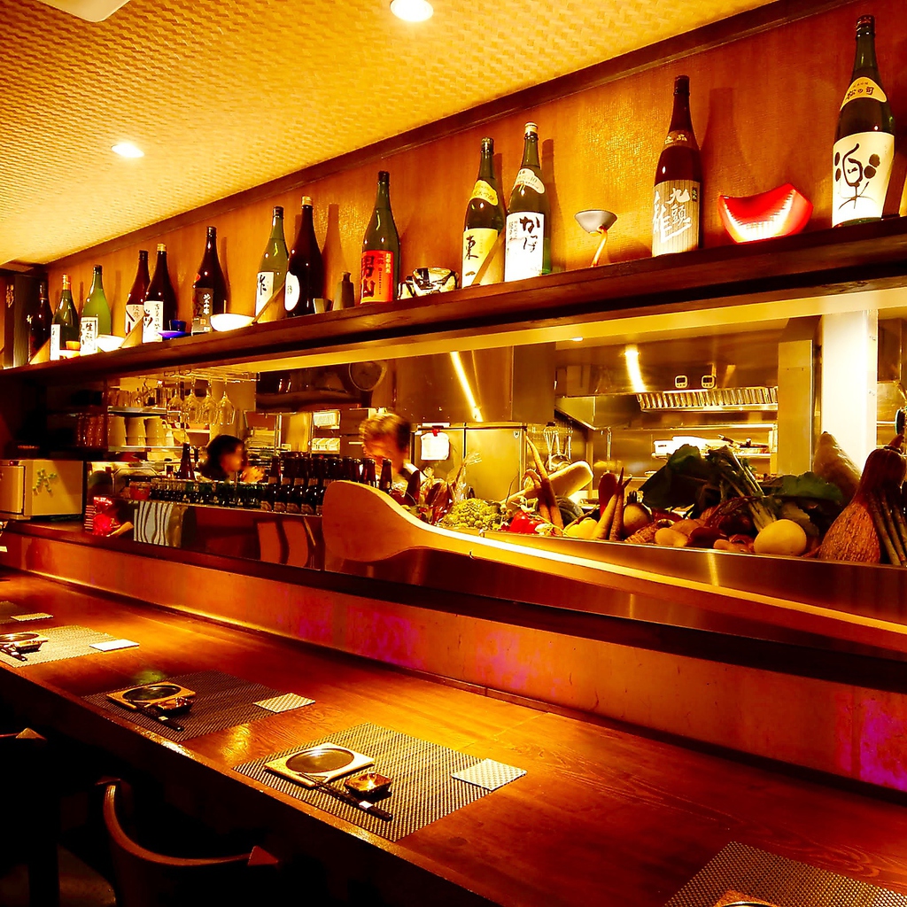 生簀、炉端を眺めることのできる、雰囲気抜群のカウンター席は特におすすめです！