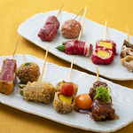名物 牛肉の串揚げ盛り合わせ。牛ロース・神戸牛つくね・和牛アスパラ・生麩牛巻き・おでん牛すじ