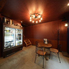 <1F4名テーブル>1階には、4名様でご利用いただけるテーブル席をご用意しております。落ち着いた雰囲気の中で、少人数宴会やご家族でのお食事を楽しんでいただくのに最適なお座席となっております。心地よいインテリアと共に、美味しい料理を味わいながら、リラックスした時間をお過ごしいただけます。