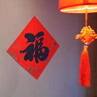 広々としたテーブル席で家族や友人同士が心地よく食事◎