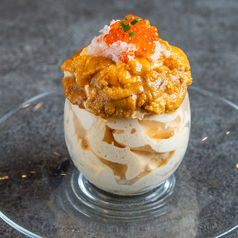  ウニ・カニ・イクラを添えたウニのムース